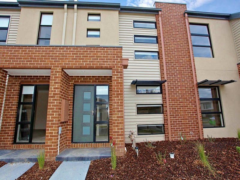 24 Stonebridge Lane, Pakenham VIC 3810