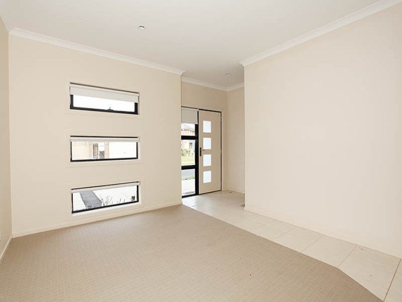 24 Stonebridge Lane, Pakenham VIC 3810