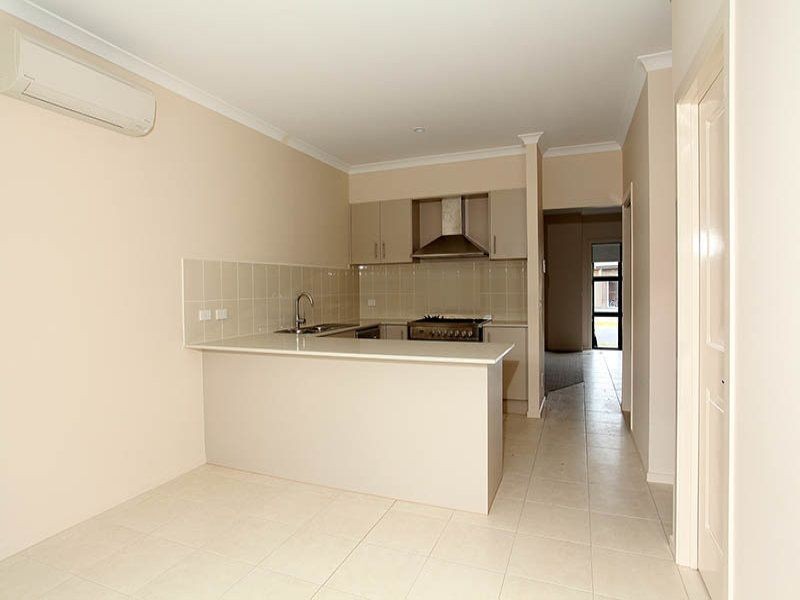 24 Stonebridge Lane, Pakenham VIC 3810