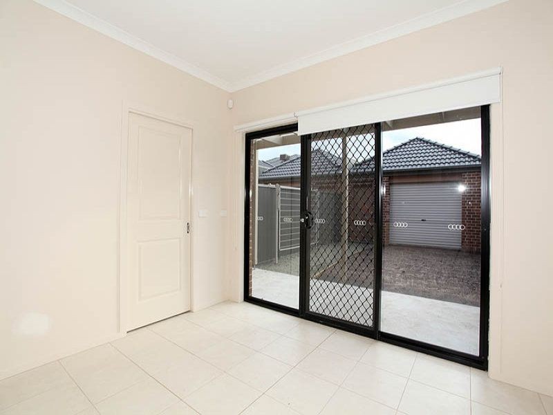 24 Stonebridge Lane, Pakenham VIC 3810