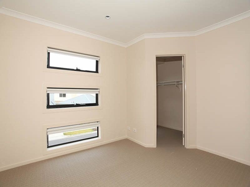 24 Stonebridge Lane, Pakenham VIC 3810