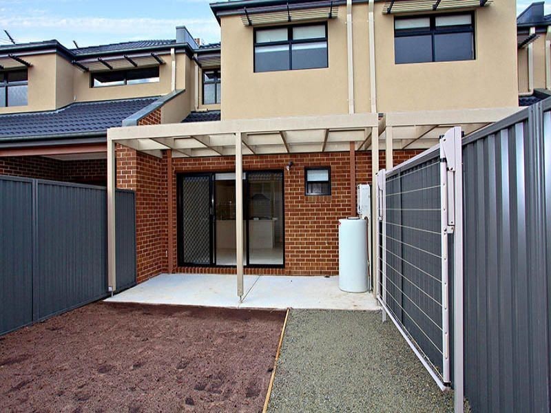 24 Stonebridge Lane, Pakenham VIC 3810