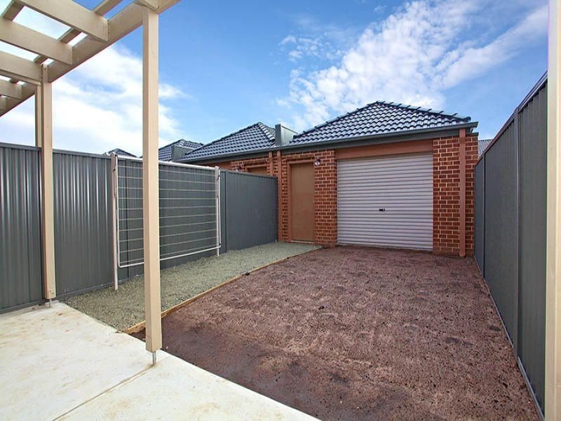 24 Stonebridge Lane, Pakenham VIC 3810