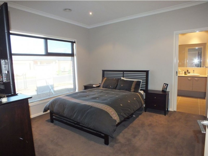 11 Goodenia Street, Officer VIC 3809