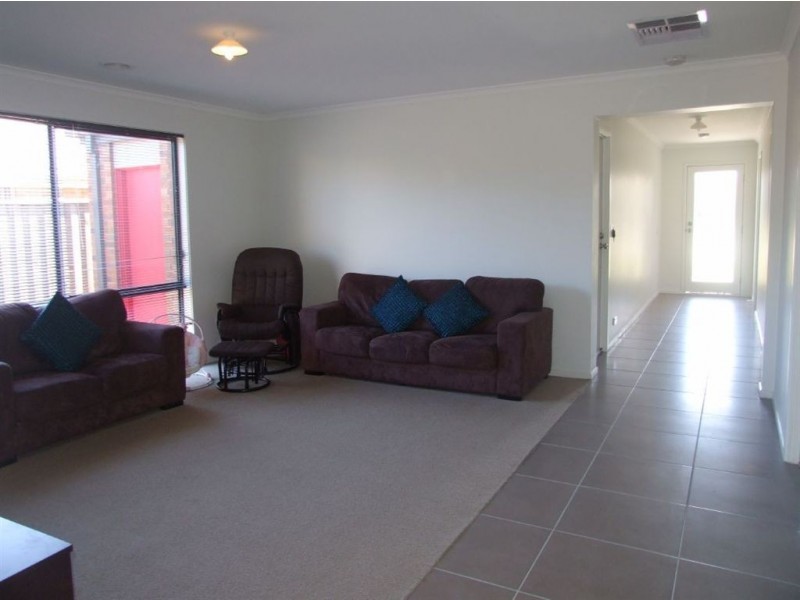 4 Kimberley Grove, Pakenham VIC 3810