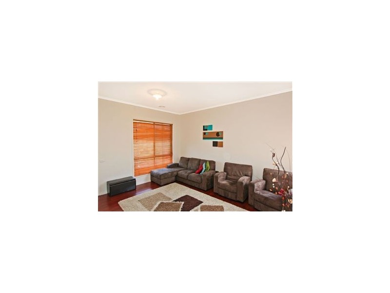 23 Riviera Drive, Pakenham VIC 3810