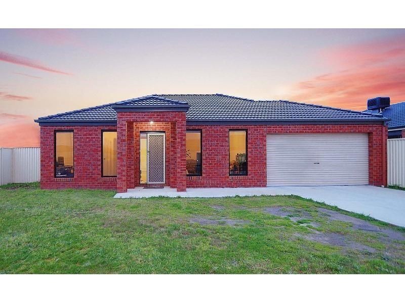 71 Bluehills Boulevard, Pakenham VIC 3810