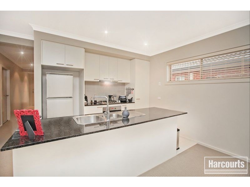 8 McGarvie Crescent, Pakenham VIC 3810