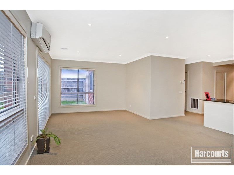 8 McGarvie Crescent, Pakenham VIC 3810