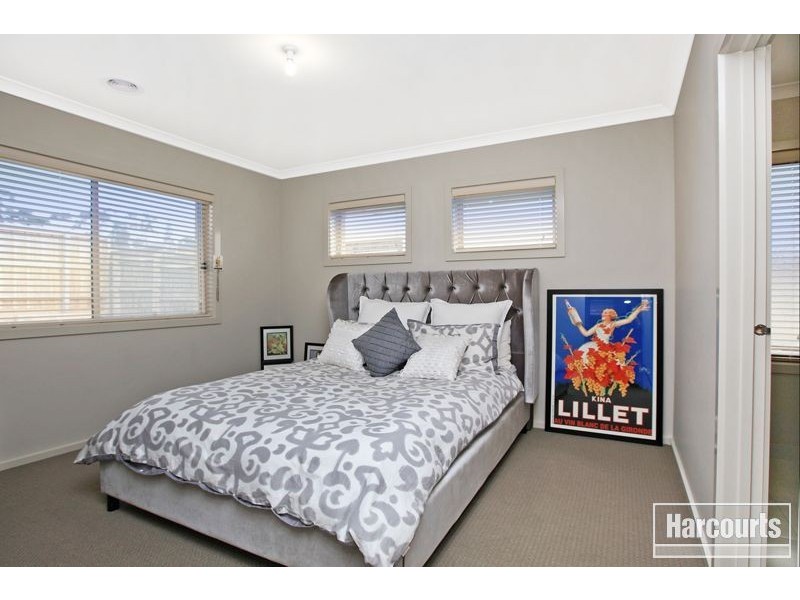 8 McGarvie Crescent, Pakenham VIC 3810