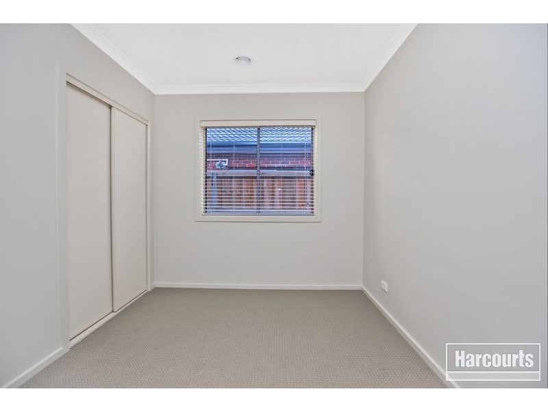 8 McGarvie Crescent, Pakenham VIC 3810