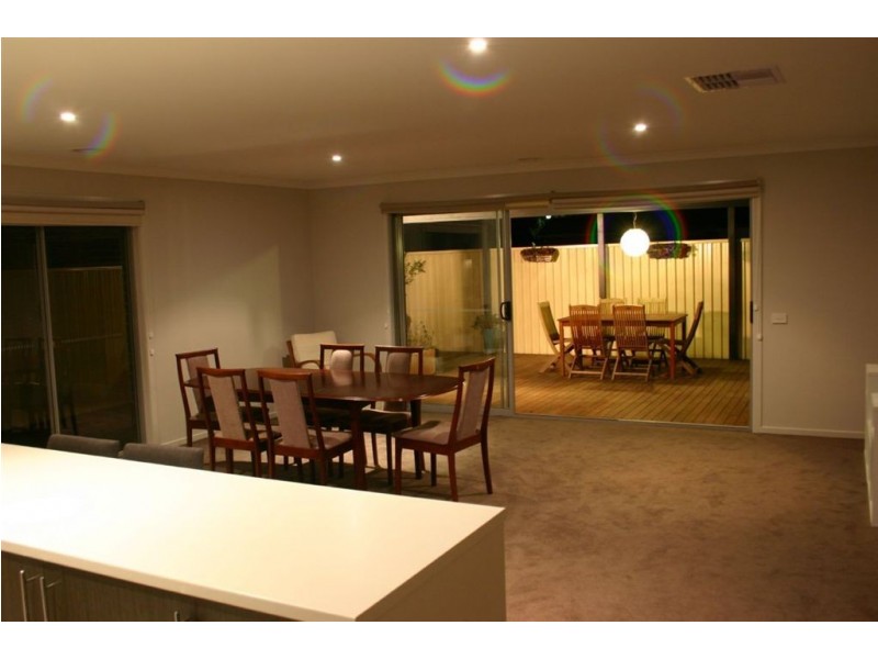 8 Salvia Avenue, Pakenham VIC 3810