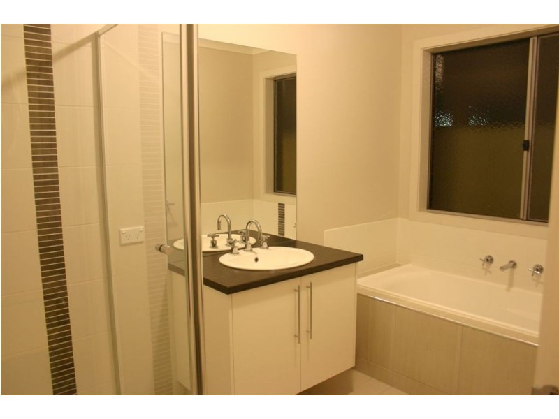 8 Salvia Avenue, Pakenham VIC 3810