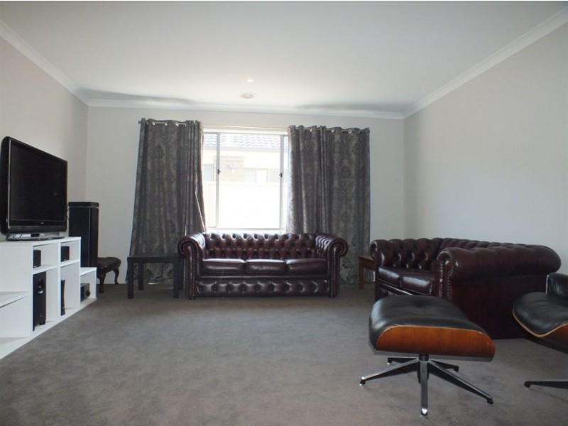 8 Salvia Avenue, Pakenham VIC 3810