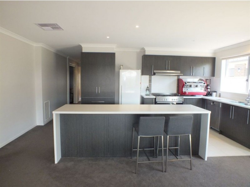 8 Salvia Avenue, Pakenham VIC 3810