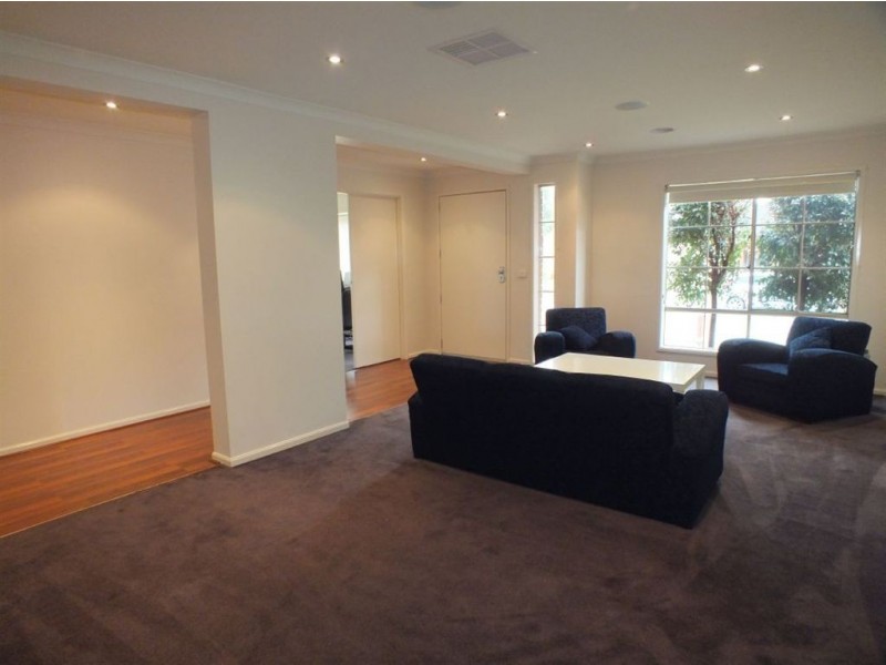 8 Banksia Grove, Pakenham VIC 3810