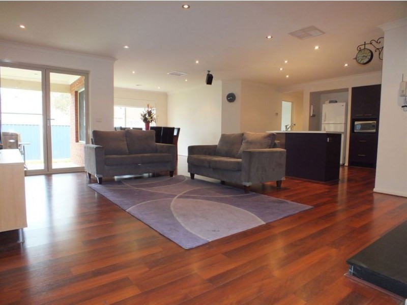 8 Banksia Grove, Pakenham VIC 3810