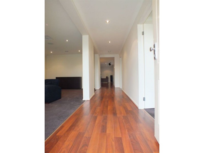 8 Banksia Grove, Pakenham VIC 3810