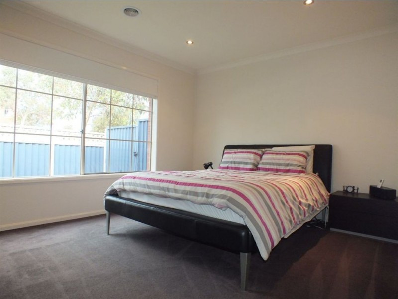 8 Banksia Grove, Pakenham VIC 3810