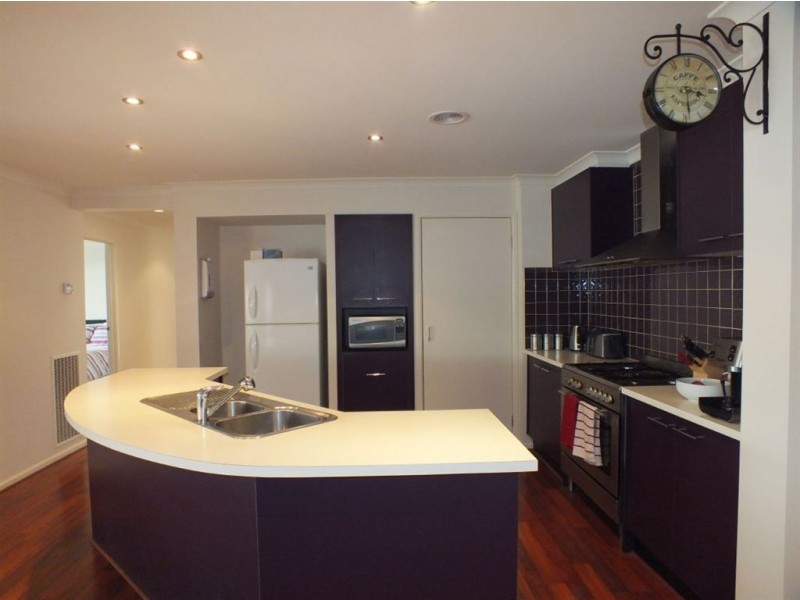 8 Banksia Grove, Pakenham VIC 3810