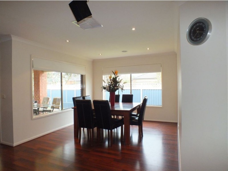 8 Banksia Grove, Pakenham VIC 3810