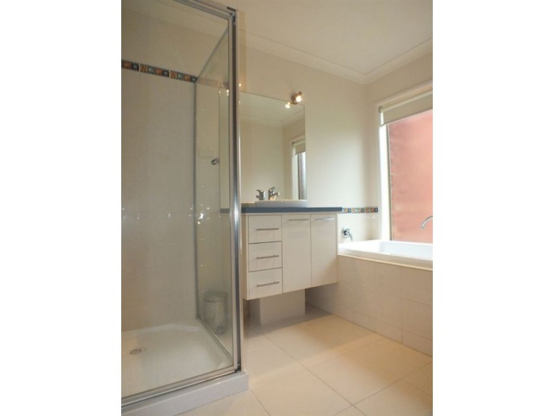 8 Banksia Grove, Pakenham VIC 3810