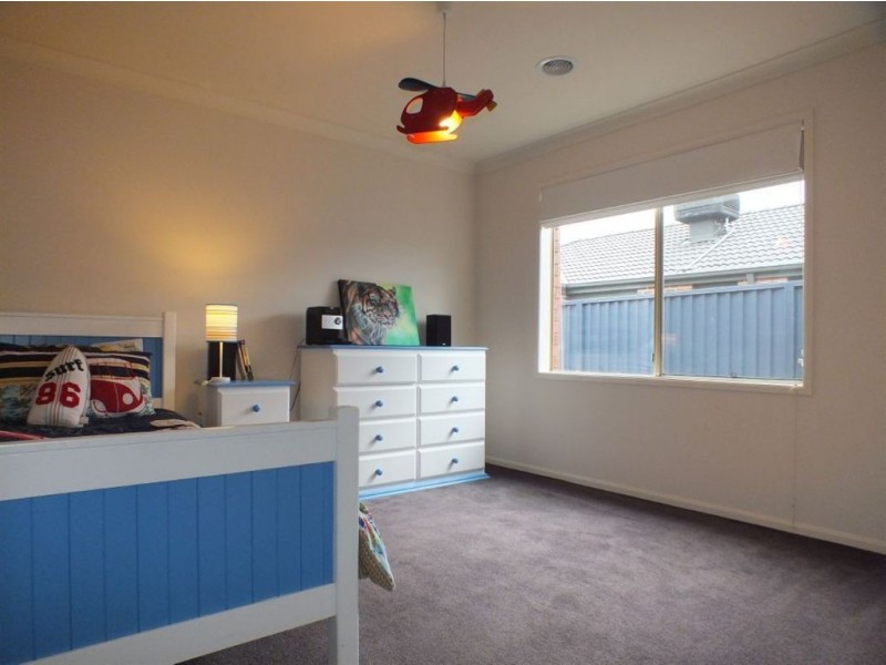 8 Banksia Grove, Pakenham VIC 3810