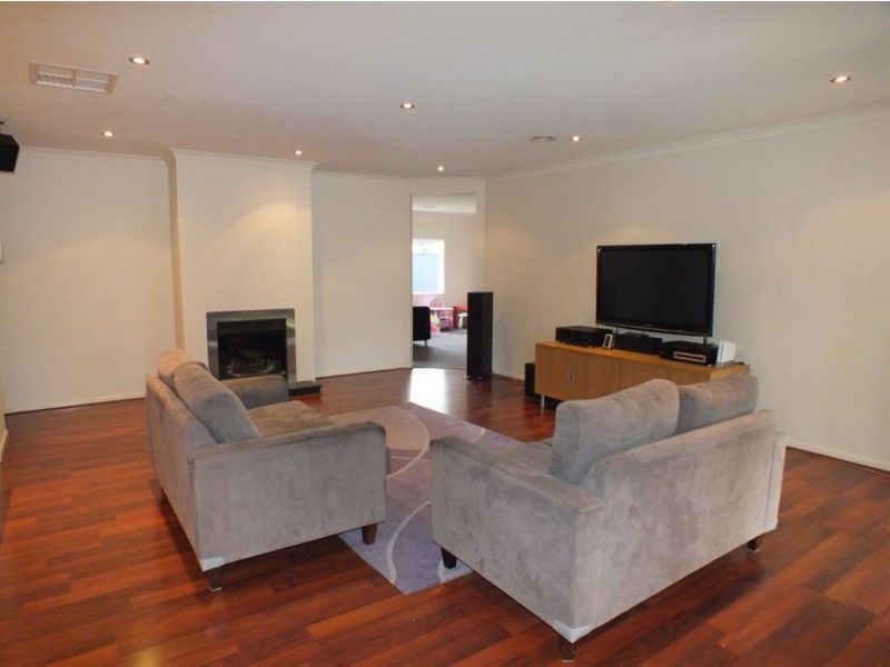 8 Banksia Grove, Pakenham VIC 3810