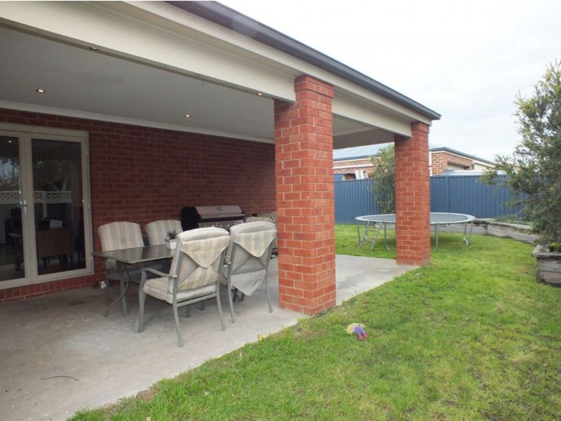 8 Banksia Grove, Pakenham VIC 3810