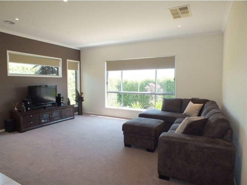 10 Tyrone Avenue, Pakenham VIC 3810