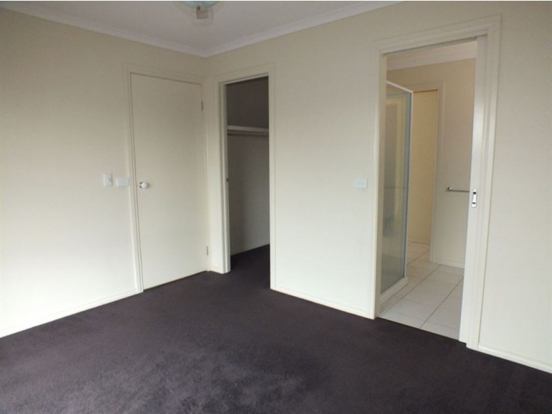 22 Wakenshaw Crescent, Pakenham VIC 3810