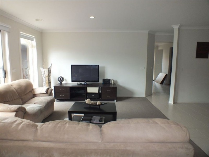 36 Victoria Place, Pakenham VIC 3810