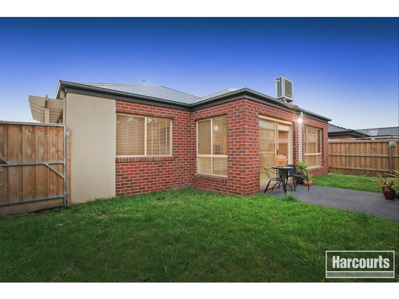 8 McGarvie Crescent, Pakenham VIC 3810