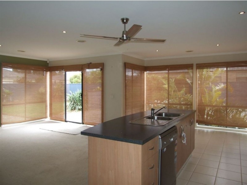 16 Stringy Bark Circuit, Pakenham VIC 3810