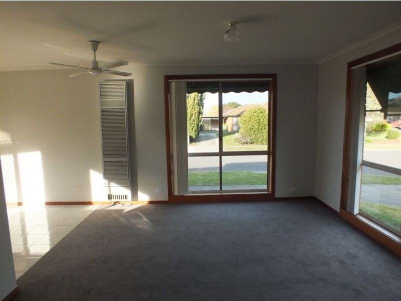 1/2 Lorraine Court, Pakenham VIC 3810
