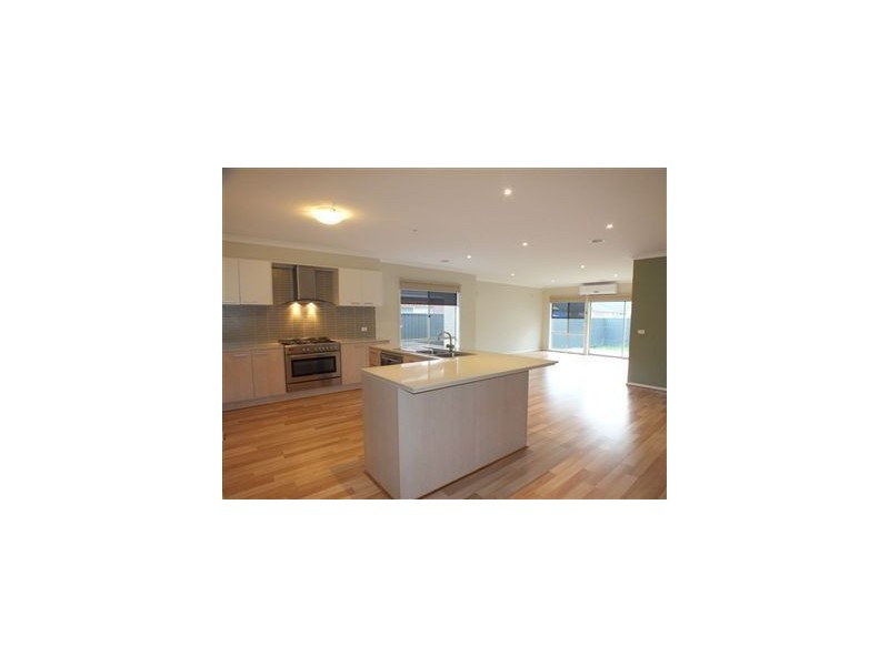 28 Darwin Way, Pakenham VIC 3810