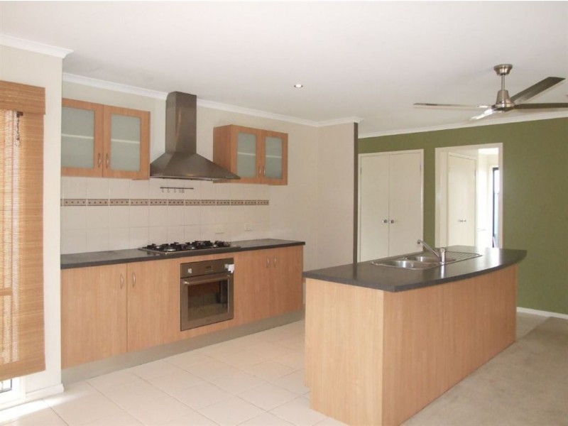 16 Stringy Bark Circuit, Pakenham VIC 3810