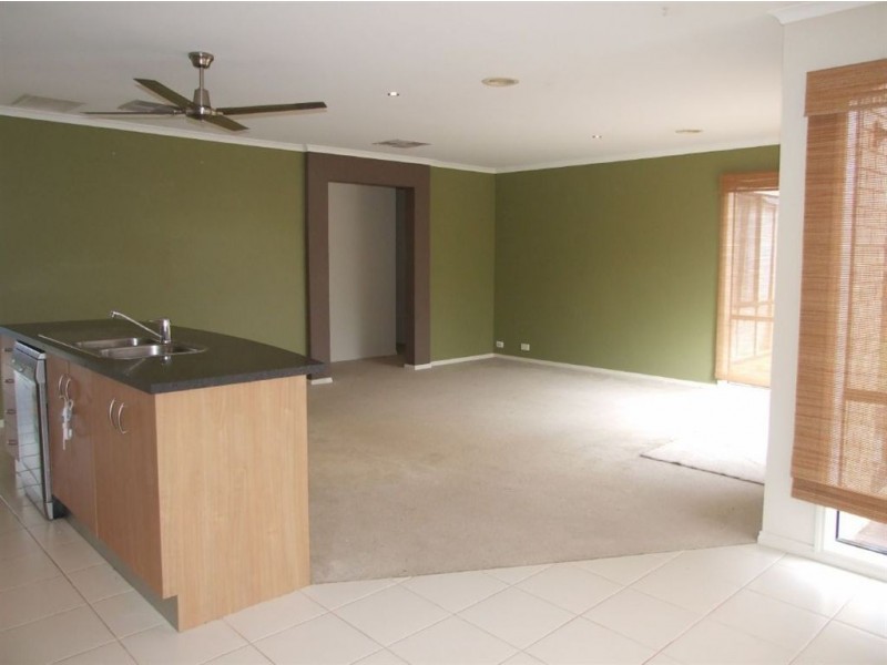 16 Stringy Bark Circuit, Pakenham VIC 3810