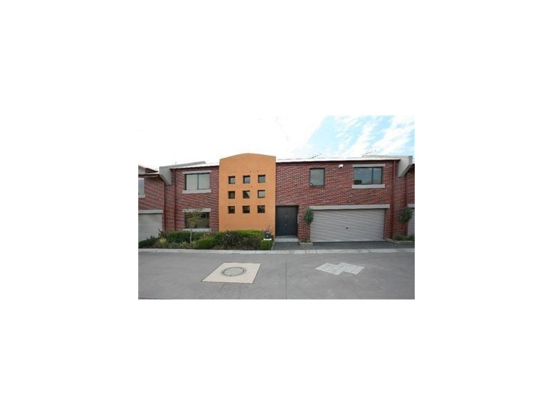 2 Derby Lane, Pakenham VIC 3810