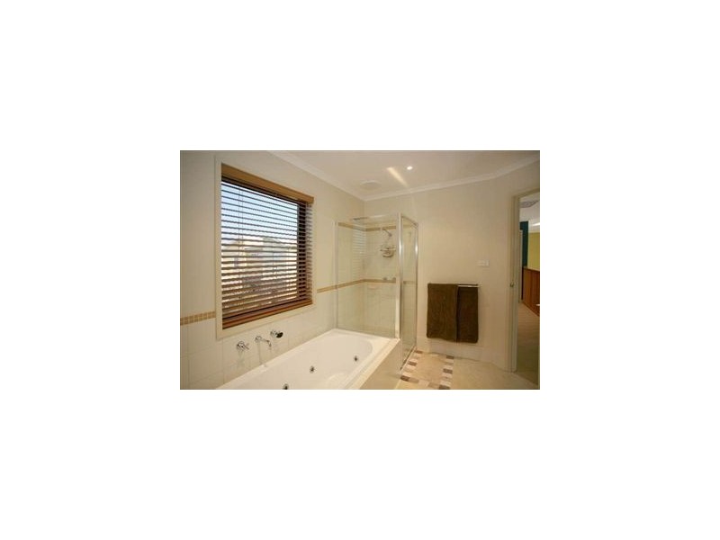 2 Derby Lane, Pakenham VIC 3810