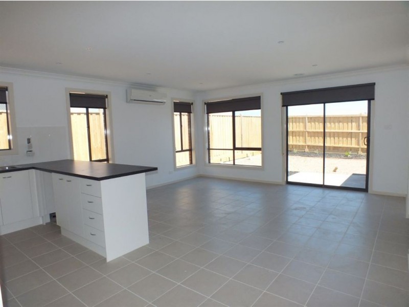 18 Scenic Drive, Clyde VIC 3978