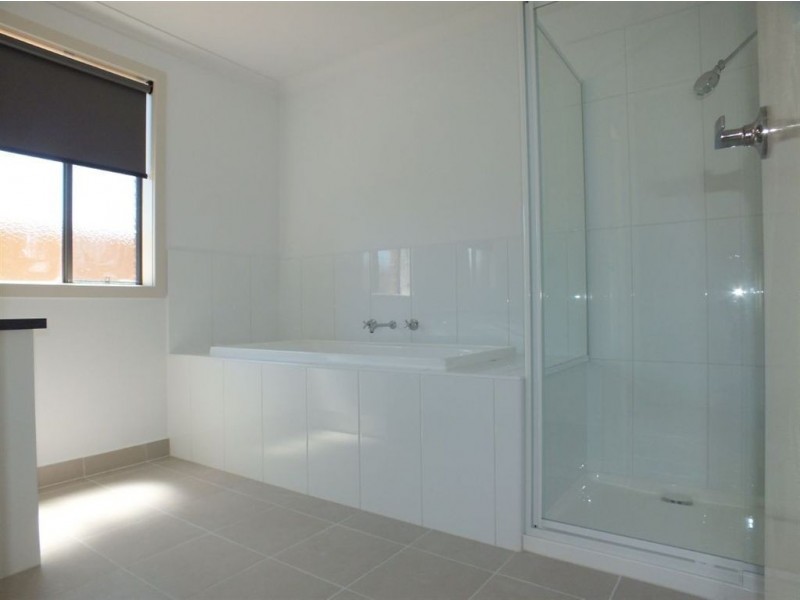 18 Scenic Drive, Clyde VIC 3978