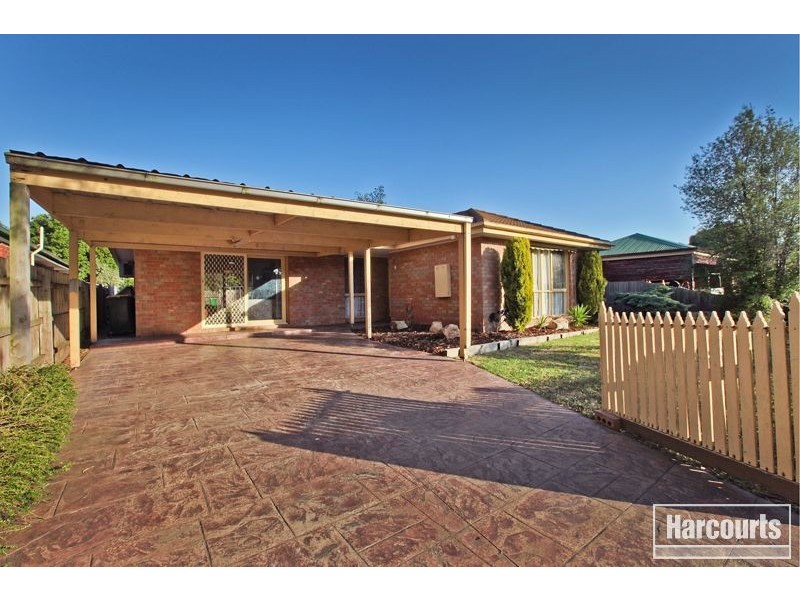 18 Gullquist Way, Pakenham VIC 3810