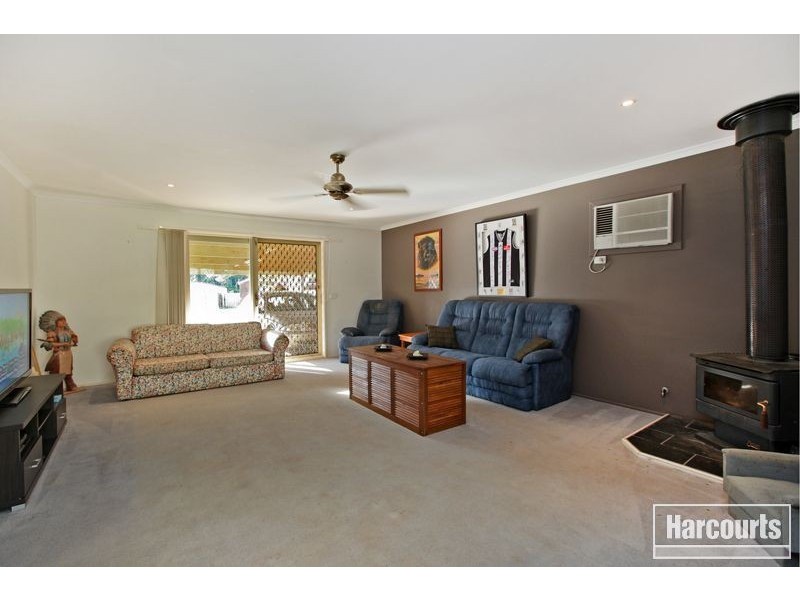 18 Gullquist Way, Pakenham VIC 3810