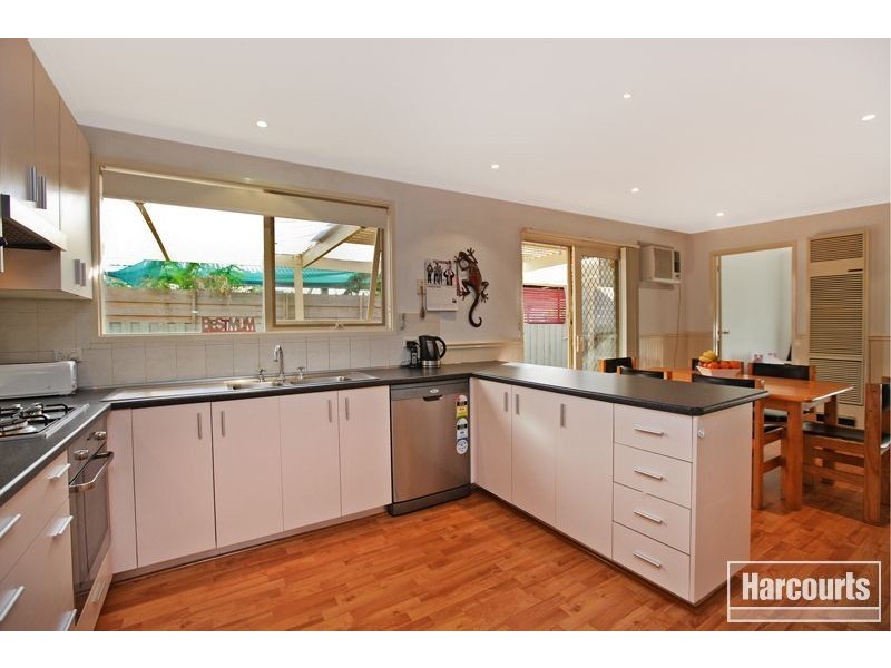 18 Gullquist Way, Pakenham VIC 3810