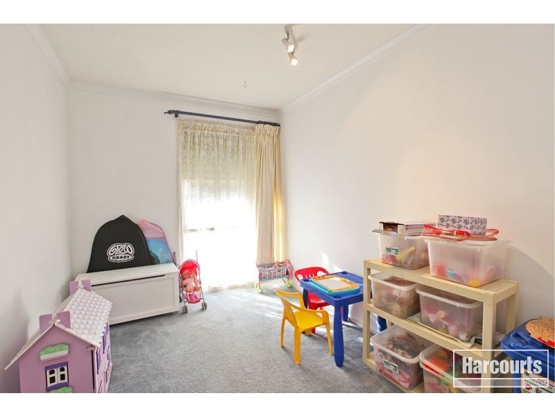 18 Gullquist Way, Pakenham VIC 3810