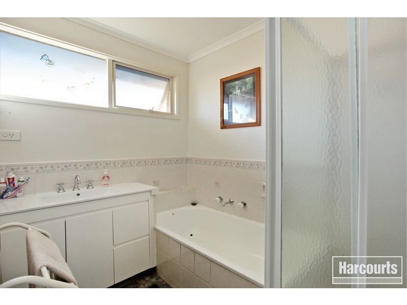 18 Gullquist Way, Pakenham VIC 3810