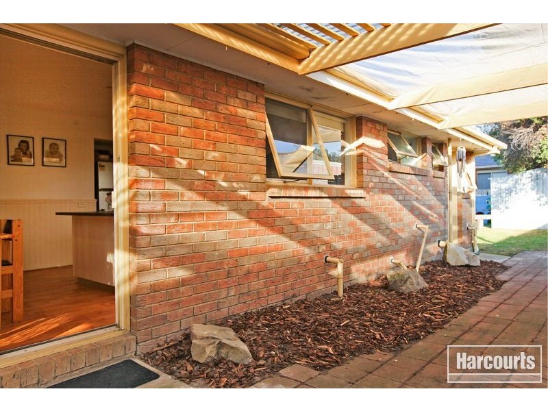 18 Gullquist Way, Pakenham VIC 3810