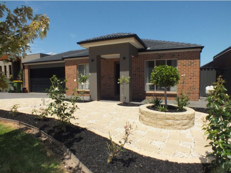 7 Victoria Place, Pakenham VIC 3810