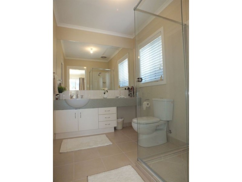 7 Victoria Place, Pakenham VIC 3810